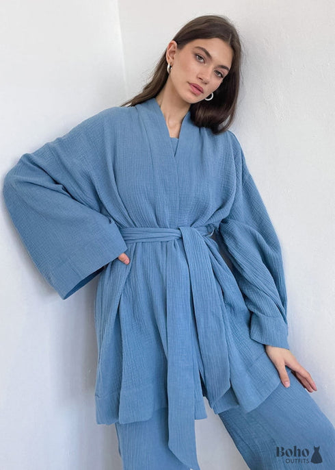 Conjunto de pijama bohemio de Emily Cotton en azul y azul marino.
